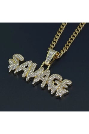 Savage Yazılı İced Out Kolye – 14K Gold Kararmaz Çelik Zirkon Taşlı Sokak Stili Unisex Kolye