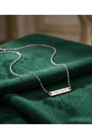 Çelik Plaka Yazılı Kolye - Gümüş Renk Kazıma İnce Zincirli Minimal Kararmaz Unisex Kadın Erkek Kolye