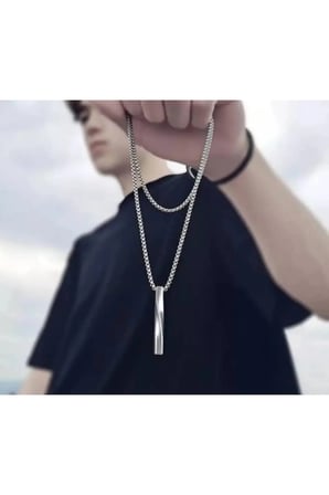 Kıvrımlı Dikey Çubuk Kolye – Gümüş Renk Kararmaz Çelik Minimal Erkek Kolyesi