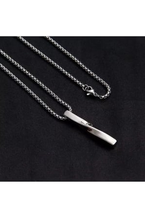 Kıvrımlı Dikey Çubuk Kolye – Gümüş Renk Kararmaz Çelik Minimal Erkek Kolyesi