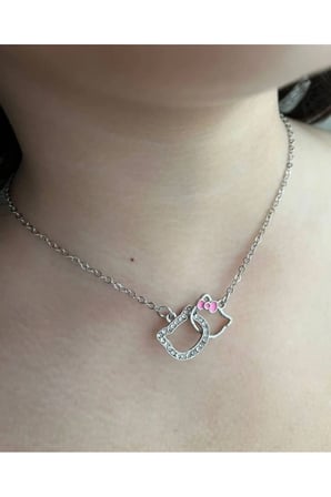 Hello Kity Taşlı Sevimli Kedi Kolye – Gümüş Renk Kararmaz Çelik Pembe Kurdeleli Y2K Kadın Kolyesi