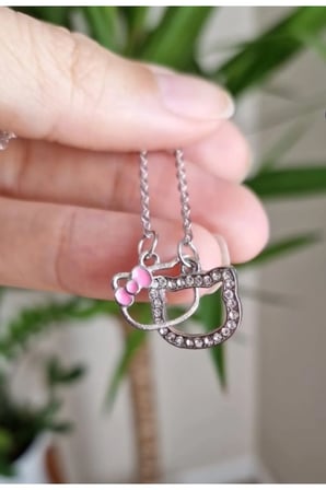 Hello Kity Taşlı Sevimli Kedi Kolye – Gümüş Renk Kararmaz Çelik Pembe Kurdeleli Y2K Kadın Kolyesi