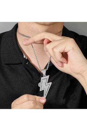 Şimşek Figürlü İced Out Kolye – Gümüş Renk Zirkon Taşlı Kararmaz Çelik Sokak Stili Unisex Kolye