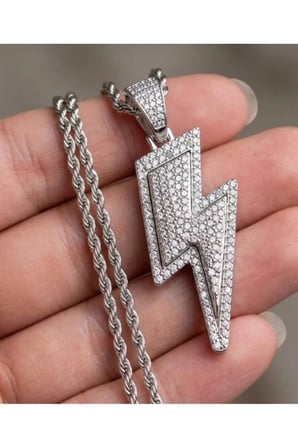 Şimşek Figürlü İced Out Kolye – Gümüş Renk Zirkon Taşlı Kararmaz Çelik Sokak Stili Unisex Kolye