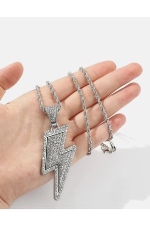 Şimşek Figürlü İced Out Kolye – Gümüş Renk Zirkon Taşlı Kararmaz Çelik Sokak Stili Unisex Kolye