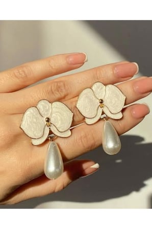 Beyaz Orkide Çiçek İnci Damla Sallantılı Küpe - Vintage Zarif Kararmaz Antialerjik Renk Solmaz Şık Hediyelik Trend Kadın Küpe