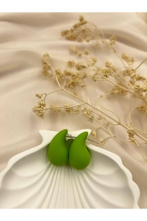 Yeşil Modern Minimal Küpe – Organik Formlu, Mat Dokulu Trend Tasarım