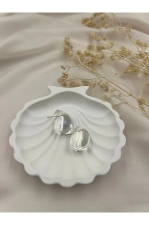Şeffaf Opal Yansımalı Damla Küpe – Modern, Minimalist ve Işıltılı Tasarım