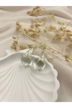 Şeffaf Opal Yansımalı Damla Küpe – Modern, Minimalist ve Işıltılı Tasarım