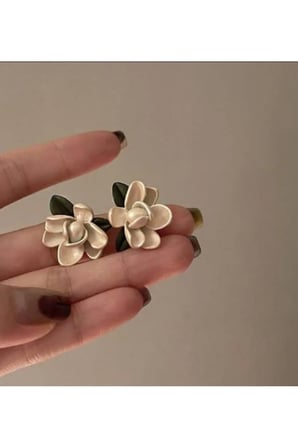 Krem Altın Manolya Çiçek Çivili Küpe - Vintage Zarif Kararmaz Antialerjik Solmaz Şık Hediyelik Yeni Sezon Trend Kadın Küpe