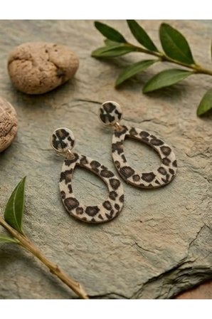 Gold Renk Leopar Desenli Damla Küpe – İddialı Dokulu Sallantılı Çelik Kadın Küpesi