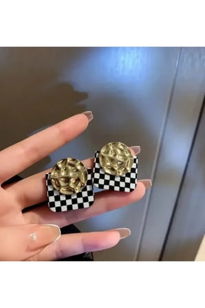 Siyah Beyaz Gold Dövme Disk Dama Desenli Kare Çivili Küpe - Modern Kararmaz Antialerjik Solmaz Şık Hediyelik Kadın Küpe