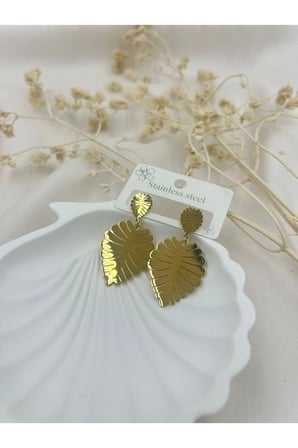 Altın Kaplama Monstera Yaprak Model Sallantılı Çelik Küpe – Parlak Modern Tasarım