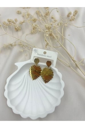 Altın Kaplama Monstera Yaprak Model Sallantılı Çelik Küpe – Parlak Modern Tasarım