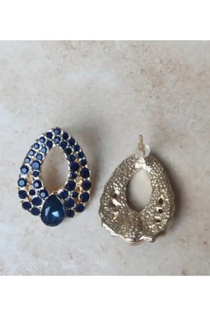 Altın Lacivert Taşlı Dövme Oval Asimetrik Sallantılı Küpe - Vintage Gösterişli Kararmaz Antialerjik Canlı Renk Solmaz Şık Kadın Küpe