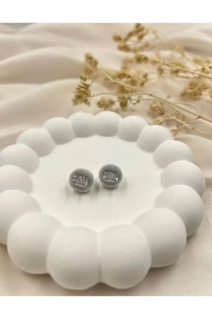Gümüş Renk Kare Taşlı Minimal Küpe – Işıltılı, Modern ve Zamansız Tasarım