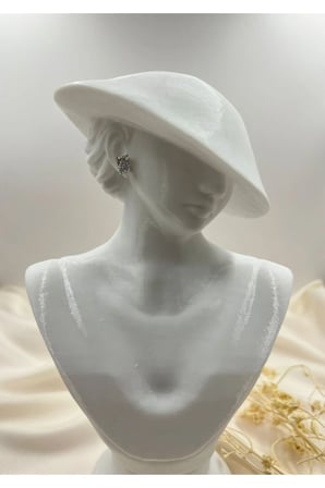 Gümüş Renk Kare Taşlı Minimal Küpe – Işıltılı, Modern ve Zamansız Tasarım