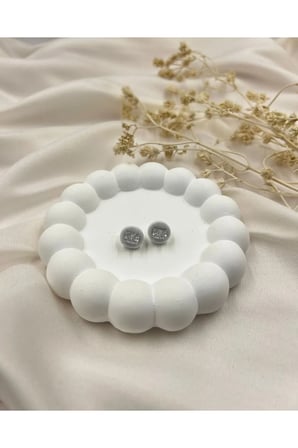 Gümüş Renk Kare Taşlı Minimal Küpe – Işıltılı, Modern ve Zamansız Tasarım