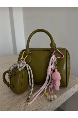 Pembe Tüylü Canavar Figürlü Çanta Süsü - Karabinalı Örgü Askılı Sevimli Anahtarlık Charm Aksesuar
