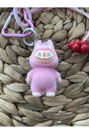 Pembe Tüylü Canavar Figürlü Çanta Süsü - Karabinalı Örgü Askılı Sevimli Anahtarlık Charm Aksesuar