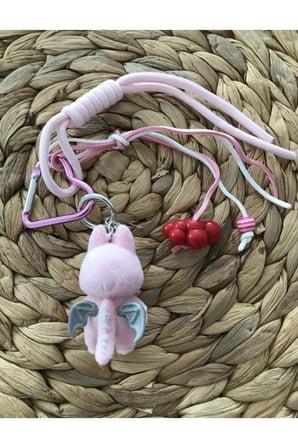 Pembe Tüylü Canavar Figürlü Çanta Süsü - Karabinalı Örgü Askılı Sevimli Anahtarlık Charm Aksesuar