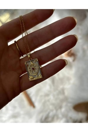 Denizci The Wheel Tarot Kartı Kolye - 14K Gold Zemin Kırmızı & Zirkon Taşlı Mistik Madalyon Kolye