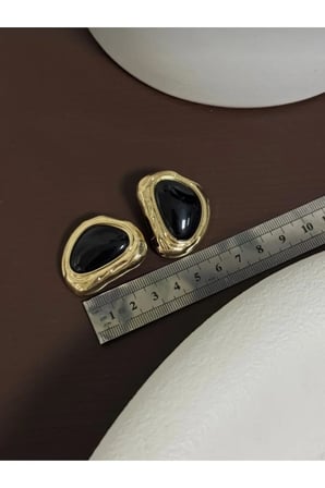 Vintage Amorf Dövme Metal Küpe - Kararmayan Gold Çerçeveli Siyah Taşlı Modern Tasarım Küpe