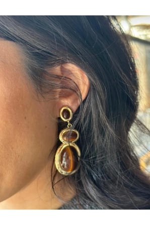 Üç Taşlı Kaplan Gözü Sarkıt Küpe - 14K Gold Çerçeveli Kahverengi Oval Taşlı Vintage Kadın Küpe