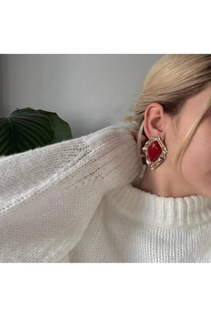 Baklava Dilimi Dövme Çerçeveli Vintage Küpe - 14K Gold Kırmızı Cam Taşlı Retro Statement Davet Küpesi