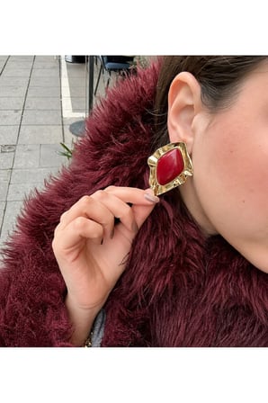 Baklava Dilimi Dövme Çerçeveli Vintage Küpe - 14K Gold Kırmızı Cam Taşlı Retro Statement Davet Küpesi