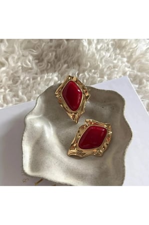 Baklava Dilimi Dövme Çerçeveli Vintage Küpe - 14K Gold Kırmızı Cam Taşlı Retro Statement Davet Küpesi