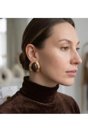 İri Oval Vintage Statement Küpe - 14K Gold Oluklu Çerçeveli Kaplan Gözü Kahverengi Cam Taşlı Küpe