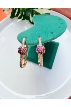 Fuşya Zirkon Toplu U Halka Küpe - Gold Beyaz Taşlı Modern Askılı Antialerjik Kadın Küpe