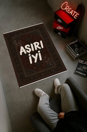 Klasik Motifli "Aşırı İyi" Halı – Retro Yazılı Tasarım | Kaymaz, Yıkanabilir, Robot Süpürge Uyumlu