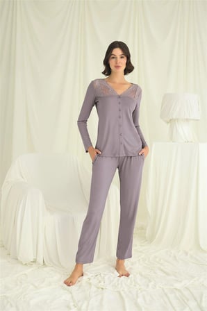 Yakası Kolu ve Omzu Dantelli Boydan Düğmeli Pijama Takımı