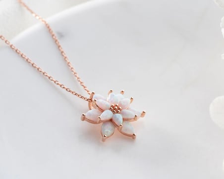 Charmora Opal Taşlı Lotus Çiçeği Kadın Kolye Rose Gold Şık Günlük Takı