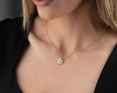 Charmora Opal Taşlı Lotus Çiçeği Kadın Kolye Rose Gold Şık Günlük Takı