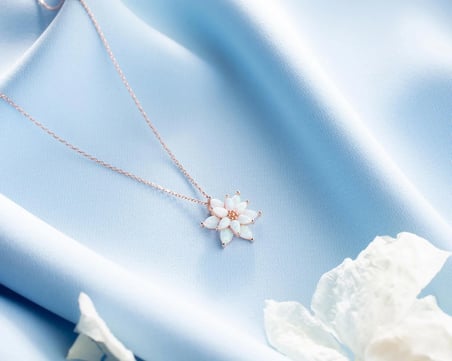 Charmora Opal Taşlı Lotus Çiçeği Kadın Kolye Rose Gold Şık Günlük Takı