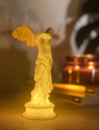 Nike (Zafer Tanrıçası) Heykeli Aydınlatmalı Dekoratif Mitolojik Biblo - Klasik Sanat Figürlü Estetik Ev Dekoru