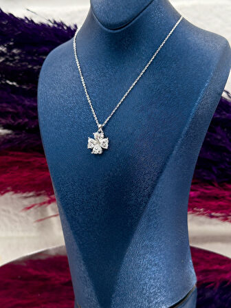 925 Ayar Gümüş Kalpli Zirkon Taşlı Yonca Tasarım Trend Kadın Kolye