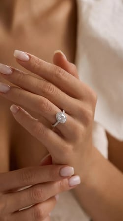 925 Ayar Gümüş Oval Kesim Zirkon Taşlı Kadın Yüzük Işıklı Hediye Kutulu