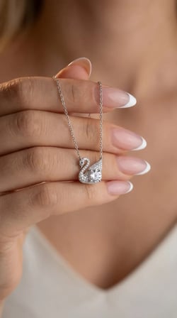 925 Ayar Gümüş Moissanite Taşlı Kuğu Aşk Temalı Zarif Kadın Kolye