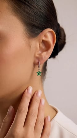 925 Ayar Gümüş Zümrüt Taşlı Lotus Sallantılı Kadın Küpe