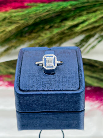 925 Ayar Gümüş Baget Pırlanta Montürlü Trend Kadın Yüzük