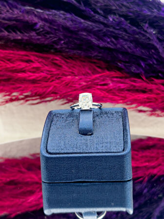 925 Ayar Gümüş Mosanite Taşlı Pırlanta Montürlü Trend Kadın Yüzük