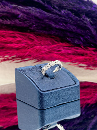 925 Ayar Gümüş Pırlanta Montürlü Yarım Tur Lüks Kadın Yüzük