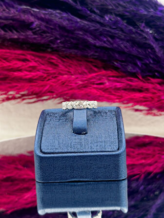 925 Ayar Gümüş Pırlanta Montürlü Yarım Tur Lüks Kadın Yüzük