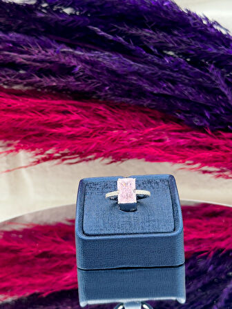 925 Ayar Gümüş Baget Pembe Kuvars Taşlı Pırlanta Montürlü Trend Kadın Yüzük