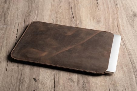 Lenovo ThinkBook 16” 8. Nesil Kılıfı (Dikey) – El Yapımı Eskitilmiş Deri Kılıf | Kişiselleştirilebilir
