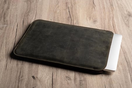 HP Envy 17” Dikey Kılıf – El Yapımı Deri İnce Dizüstü Bilgisayar Çantası